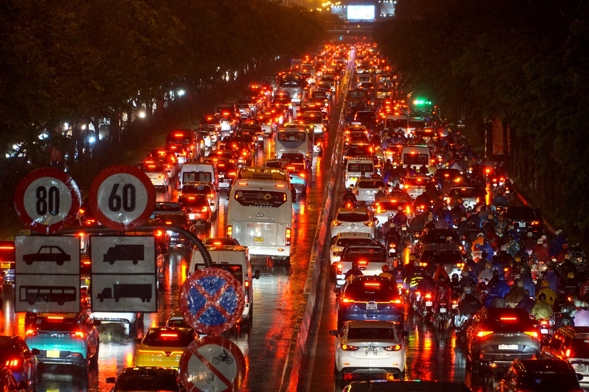 Hanoi motorbike traffic from Tien Phong photo coverage used as visual context